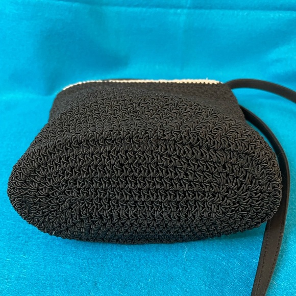 👝Liz Claiborne Villager Crochet Small Crochet Crossbody Bag. Black and Beige.👝 - Picture 9 of 9